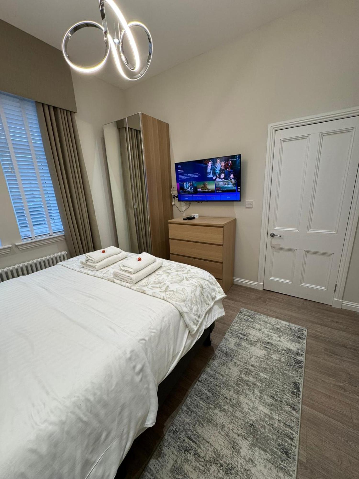 Luxury 2 Bedroom *