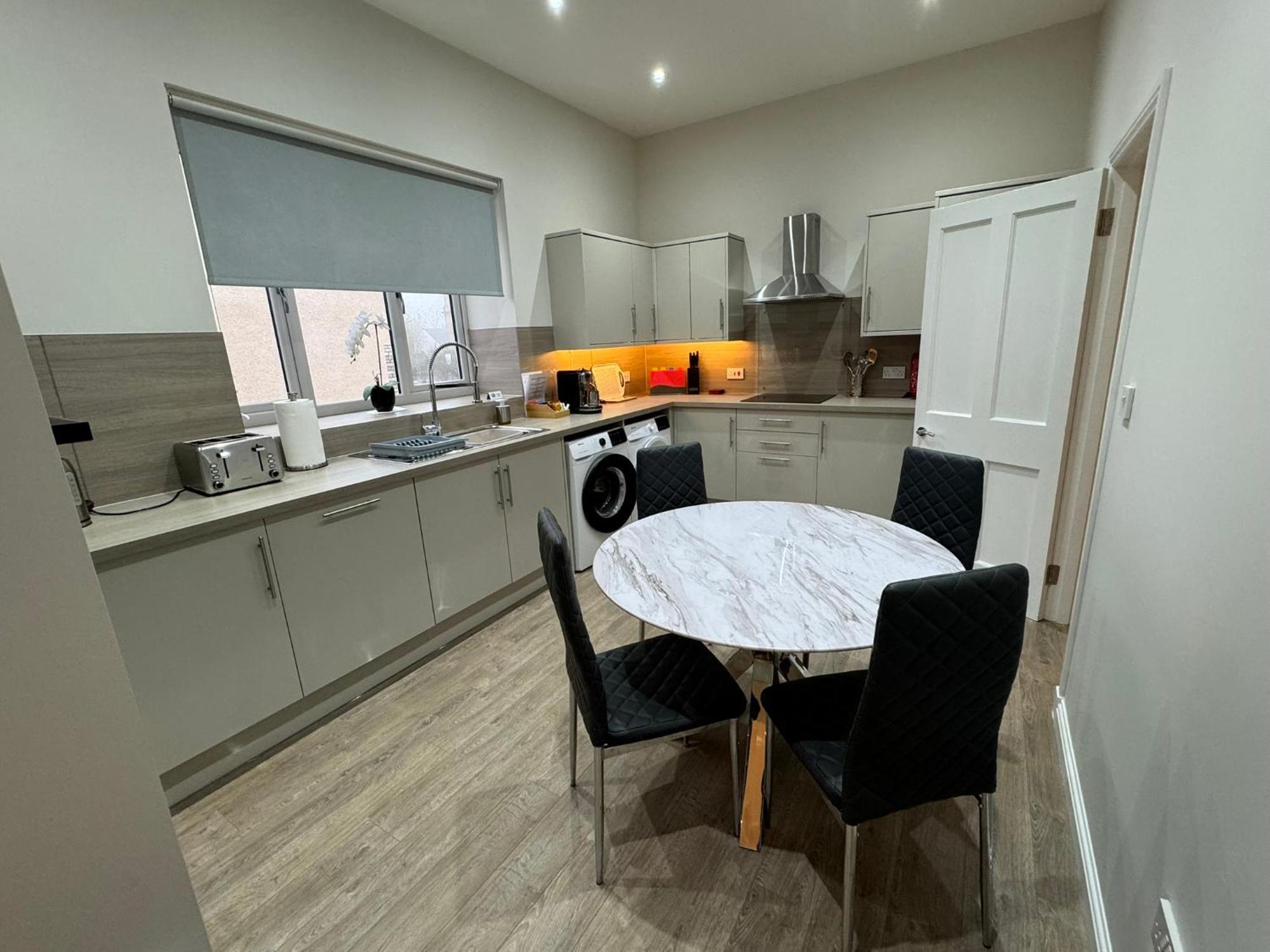 Luxury 2 Bedroom Apartment *